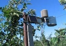 Stacja meteorologiczna i inne urządzenia w sadzie jabłoniowym