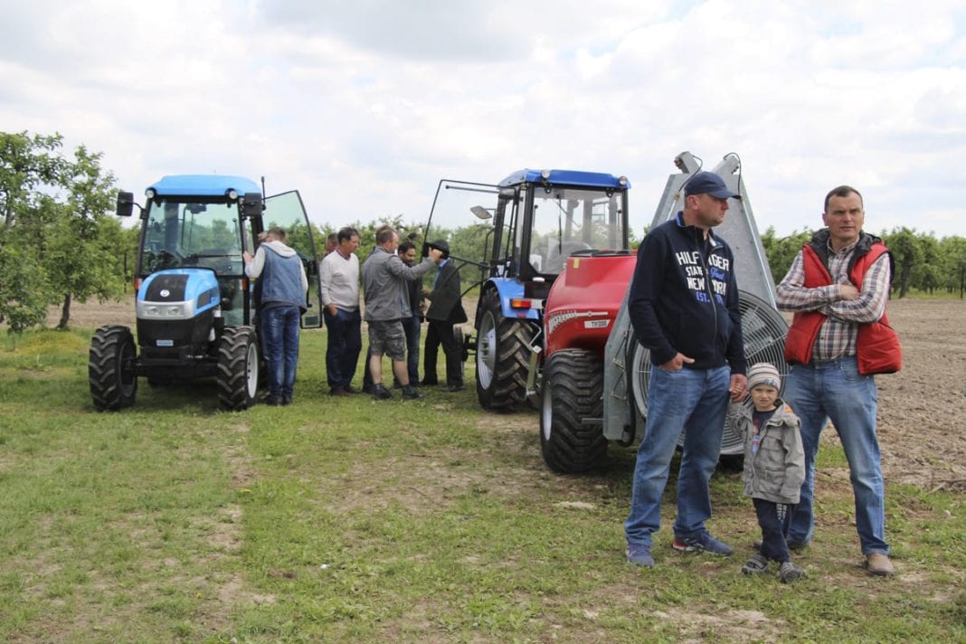 Pokazy pracy maszyn sadowniczych w Warce