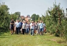 Mgr Romuald Dziuban, kierownik Sadu Doświadczalnego SGGW w Wilanowie wraz z grupą sadowników