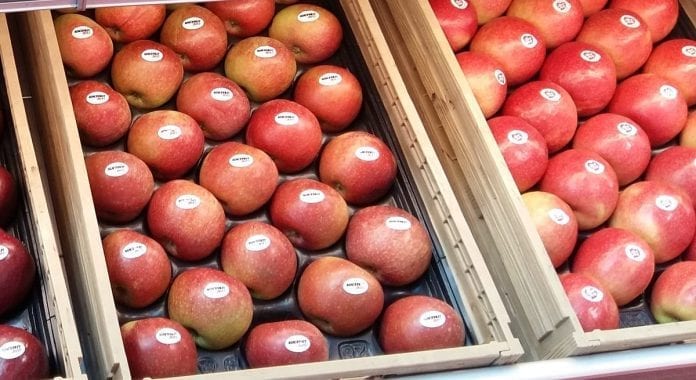 Jabłka w supermarkecie