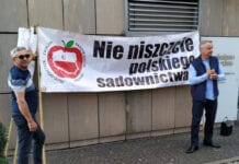 Sadownicy protestują przed Biedronką przeciwko zaniżaniu cen przez markety [FOTO]