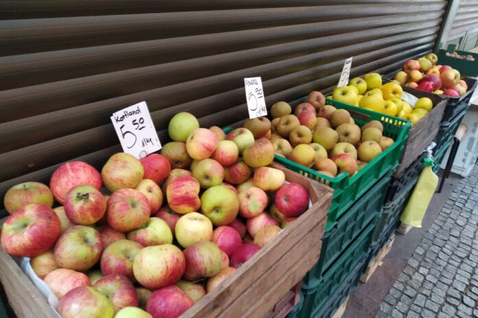 sprzedaż jabłek na bazarku