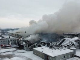 Dogaszanie pożaru w Białej Rawskiej w zakładzie Polskie Sady