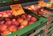 ceny jabłek na półkach sklepowych