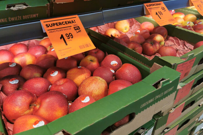 ceny jabłek na półkach sklepowych