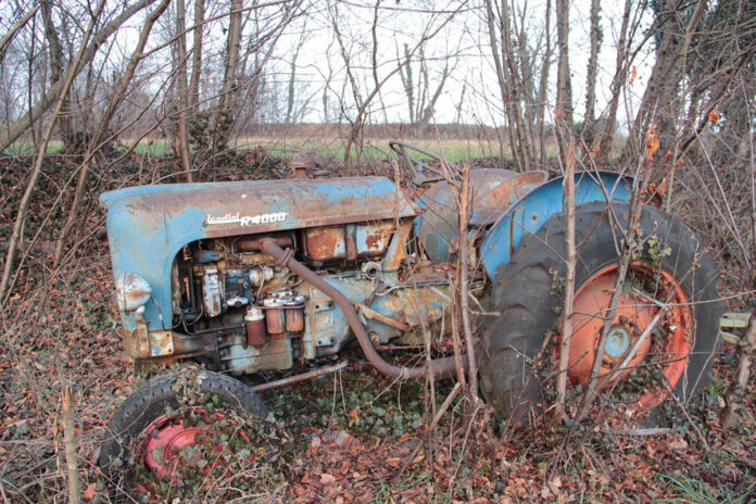 stary traktor na złom