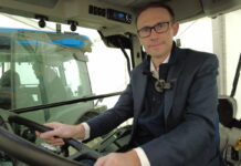Ciągnik New Holland T4 90V dla gospodarstw jagodowych [Video]